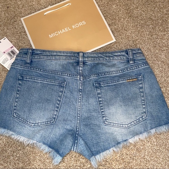 Sold MICHAEL MICHAEL KORSπΊπΊ
Frayed Denim Shorts - Picture 6 of 8